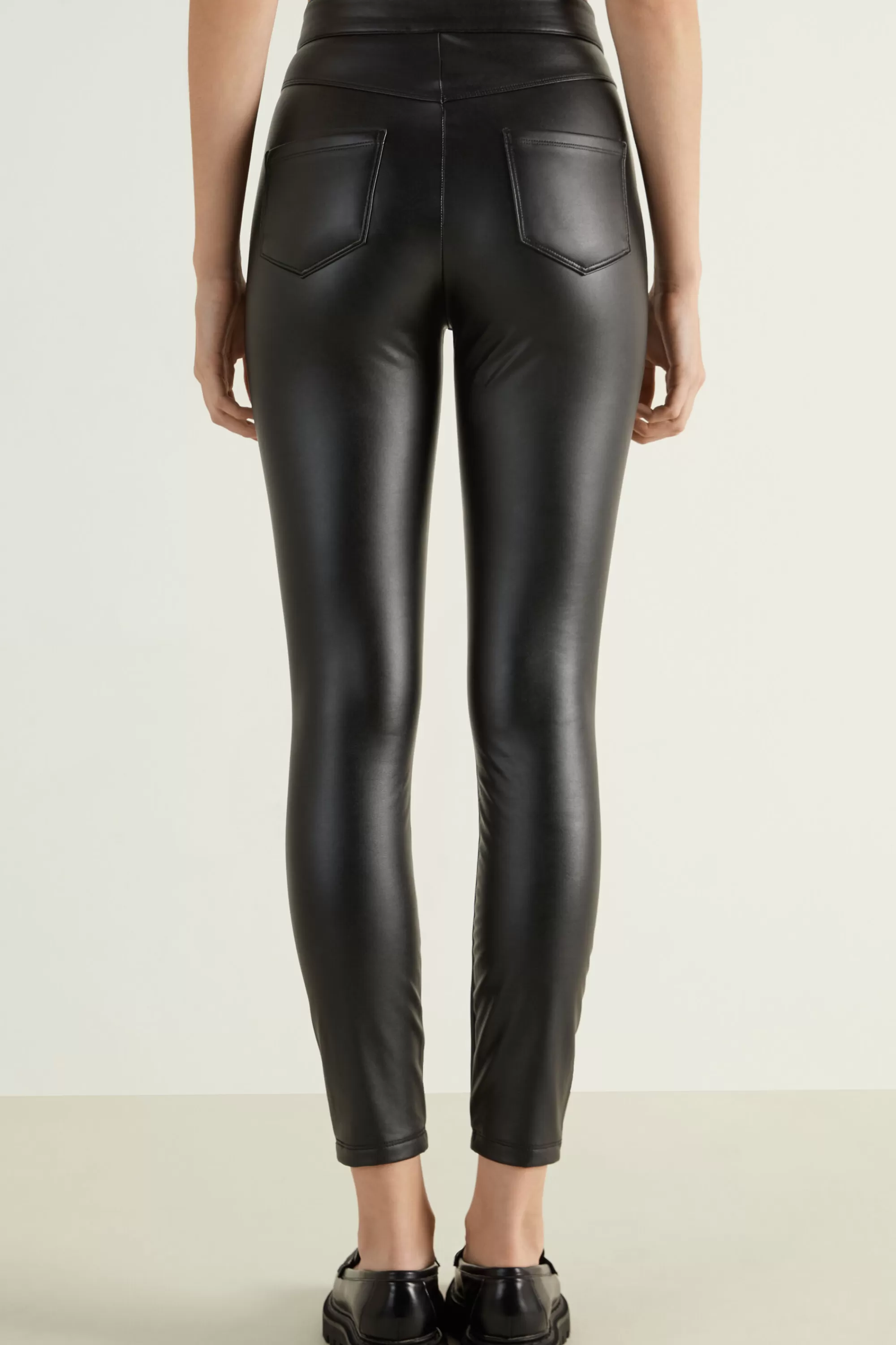 Shop Pantalone Termico Con Tasche Effetto Spalmato - Pantaloni - Donna | Pantaloni termici | Pantaloni